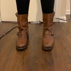 Short brown boot with buckle